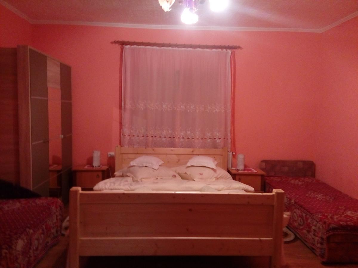 Csergo Ildiko Vendeghaz Hotel Lazarea Luaran gambar